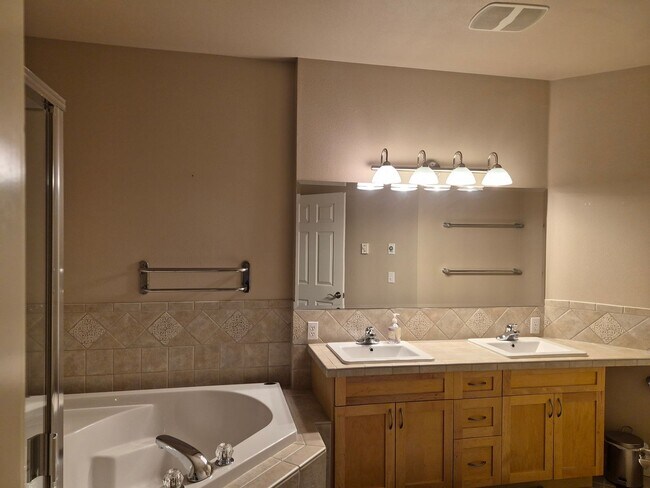 Building Photo - 15000 Juanita Dr NE