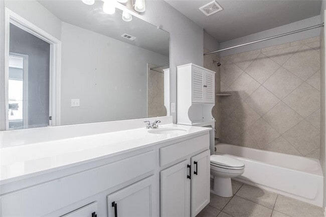 Building Photo - 921 Medina Wy