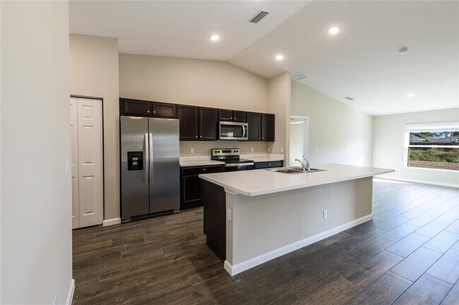 Building Photo - 730 SW McCall Rd