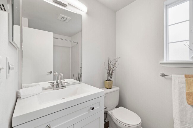 Building Photo - Water’s Edge Townhomes – Luxury Townhomes for Rent in Tacoma
