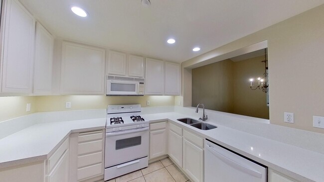 Building Photo - Spacious 1 Bed 1 Bath Condo in Irvine!