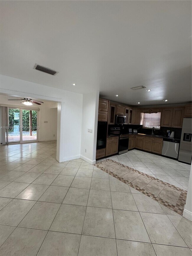 Building Photo - 640 N 71st Terrace