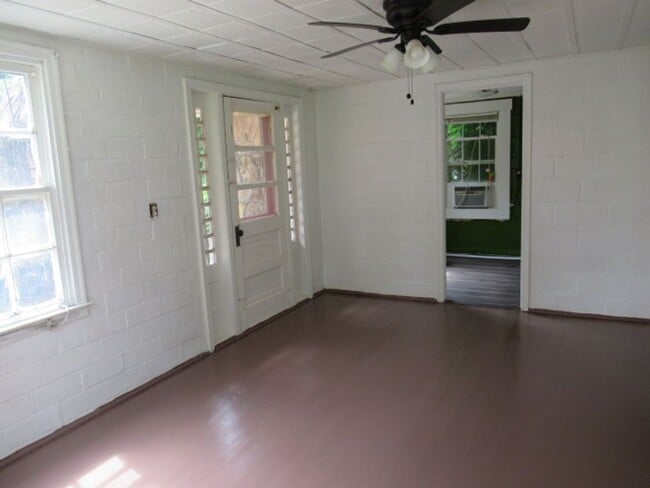 Building Photo - 806 N Park St