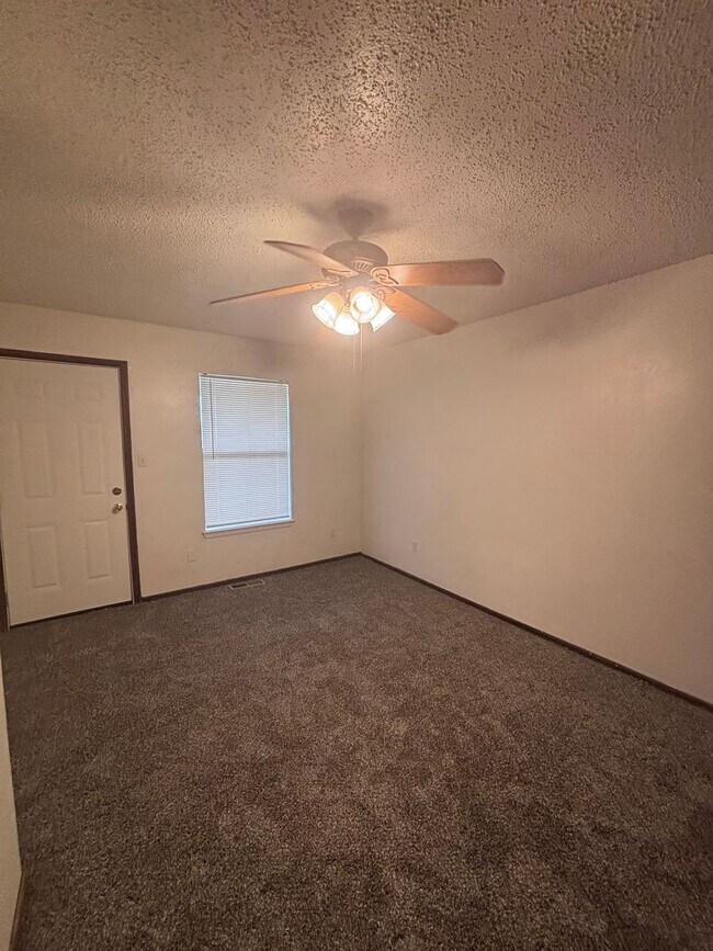 Building Photo - Cute 2 bed, 2 bath duplex in Noble, OK