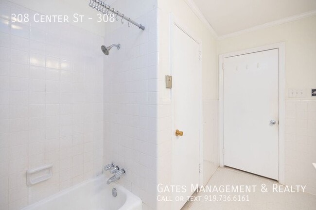 Building Photo - 308 Center St