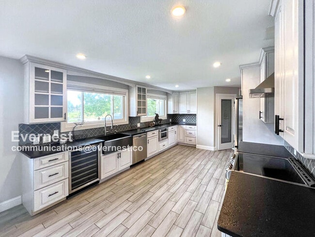 Building Photo - Gorgeous 5-Bedroom Duplex with Fenced Yard...