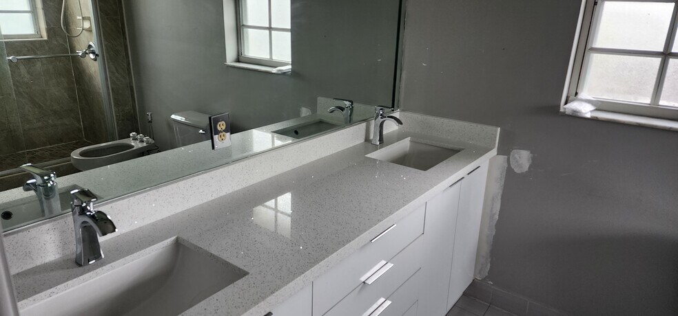 Building Photo - 4725 SW 143rd Ave