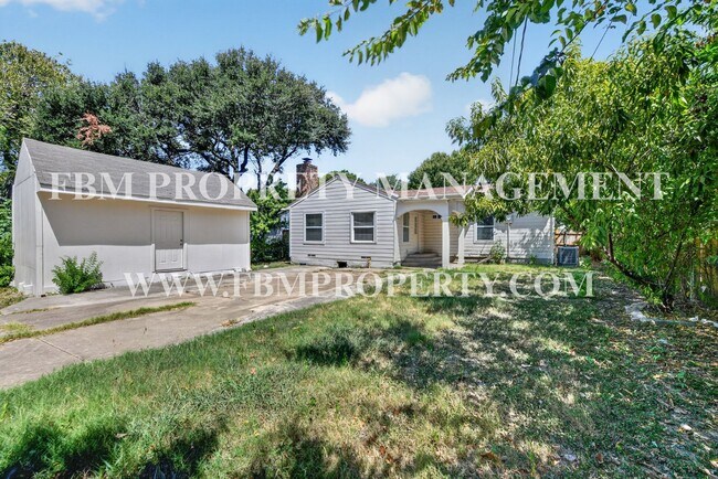 Building Photo - 2358 Norwood Dr