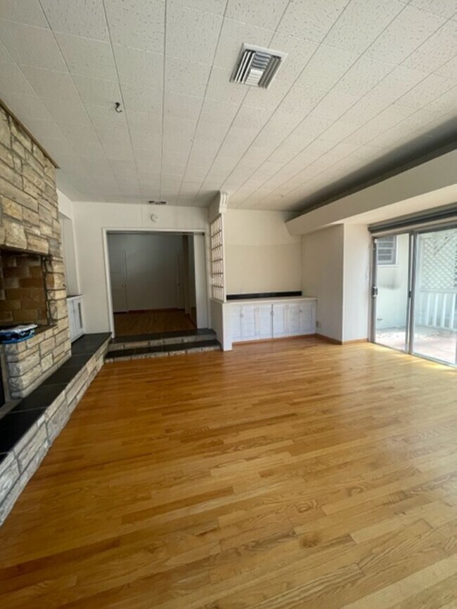 Building Photo - Westchester Home Perfect for Plant/Garden ...