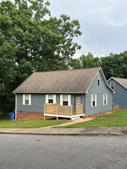 Great house on corner lot.. - 20 Enka Pine St