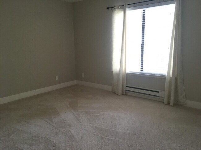Building Photo - Charming One Bedroom in Cove at Marina Bay
