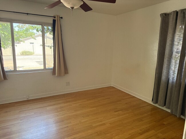 Building Photo - 3 Br, 2 Bath, comes with kitchen appliance...