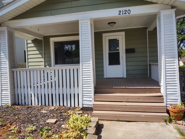 Building Photo - Charming 2 Bedroom House