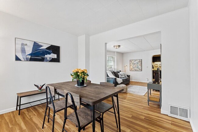 Building Photo - 2020 E 6th St