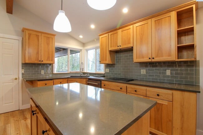 Building Photo - 5 Bed/3 Bath + an Office/Bonus Room House