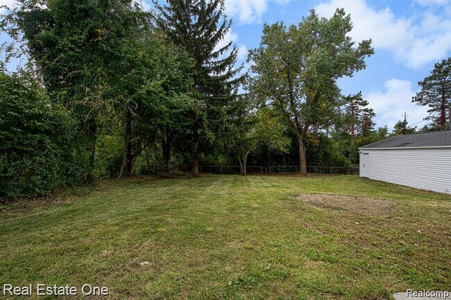 Building Photo - 51275 W Seven Mile Rd