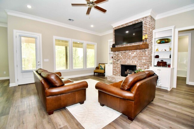 Building Photo - Beautiful 5 Bed 4 Bath Home in Ruston!