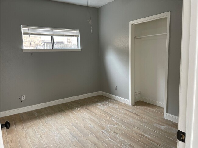 Building Photo - 526 Meadow Knoll Dr