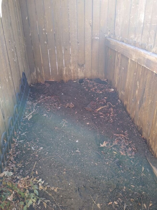 Building Photo - Alamo Placita Adorable 3 Bed 2 Bath Bungalow w/ CACH, Garage, Fenced Yard & More