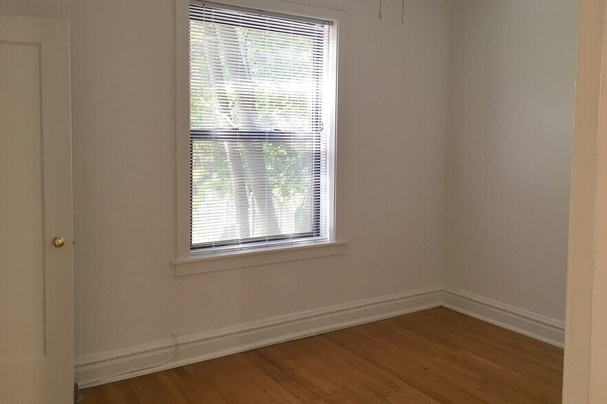 Interior Photo - 5415 S. Woodlawn Avenue