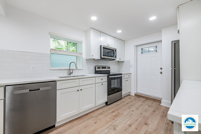 Building Photo - 3226 6th Ave S