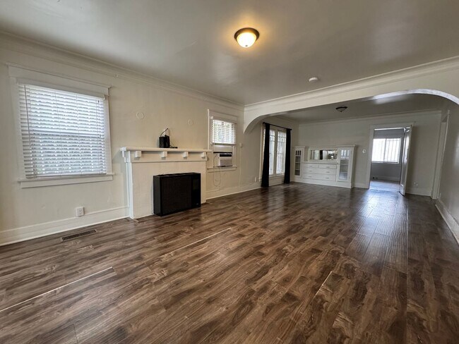 Building Photo - Large centrally located unit with shared yard