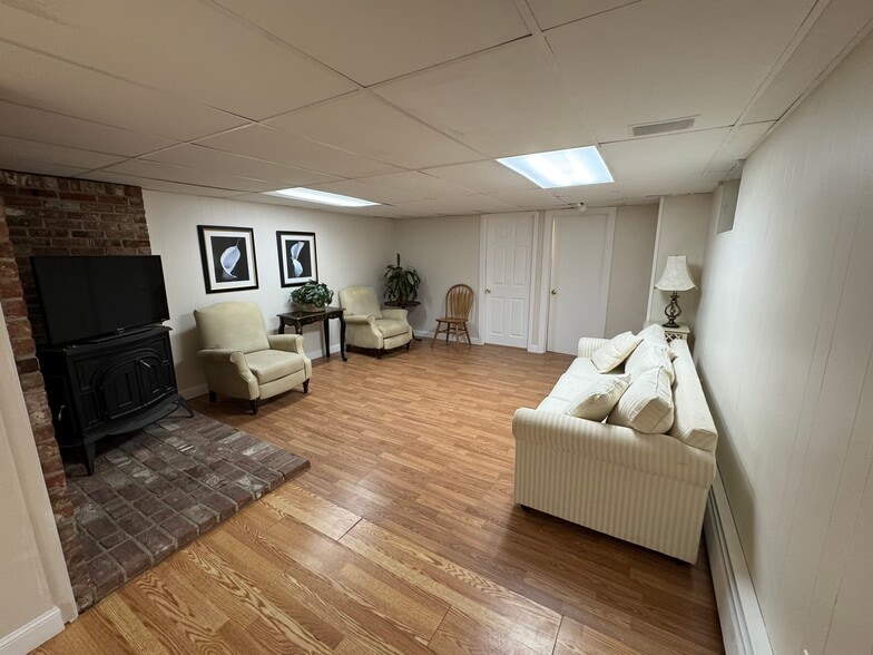 Building Photo - 102 Hillside Rd