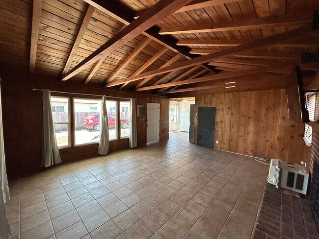 Building Photo - MASSIVE 6 bed 3 bath house in Prime Locati...