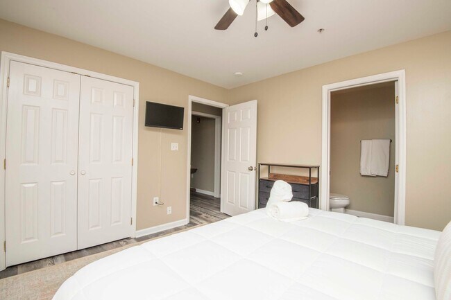 Building Photo - Knoxville 37916 - 3 bedroom, 2 bath condo in UT area, Short term rental considered @ $3400 a mont...