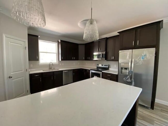 Building Photo - 3 Bedroom Brick Home with Modern Finishes!