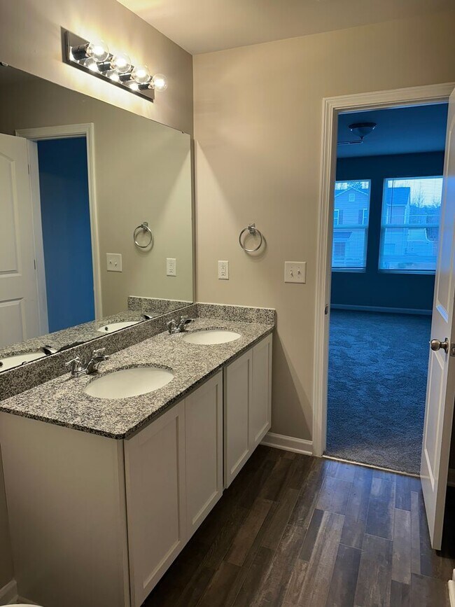 Building Photo - Beautiful 3-bedroom, 2.5-bath home in Greensboro