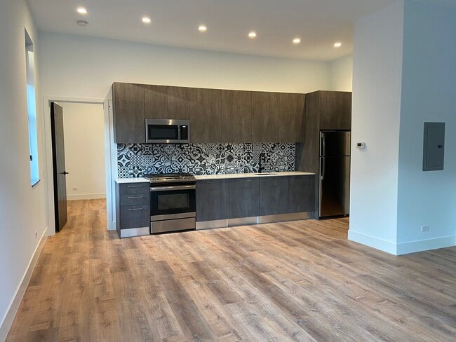 Building Photo - 1900 W North Ave