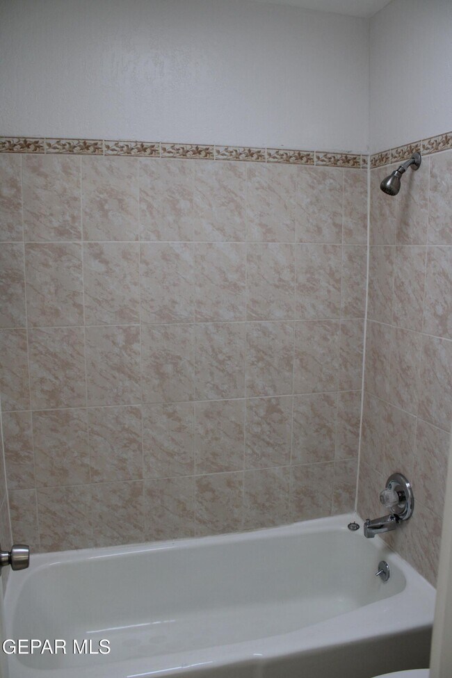 Building Photo - 1743 Lomaland Dr