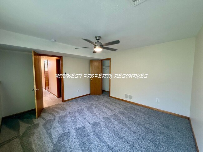 Building Photo - Amazing 3 Bedroom Townhouse!