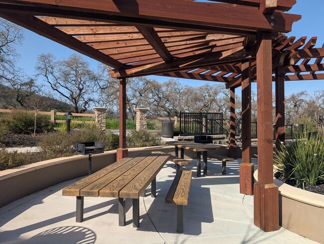 Building Photo - Newer 2 bedroom 2 bath home available!