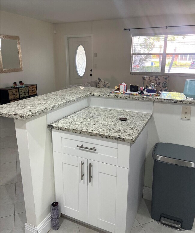 Building Photo - 690 Saxony Way