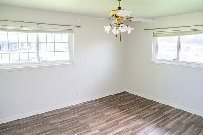 Building Photo - 142 Meadow Glen Dr