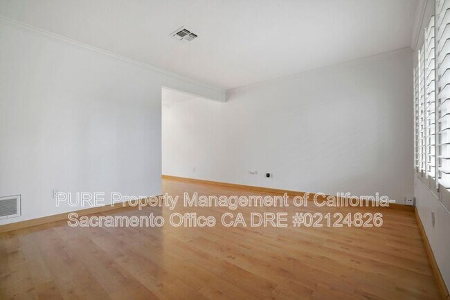 Building Photo - 8811 Salmon Falls Dr
