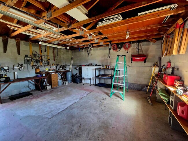 Building Photo - 102 S Claire Dr