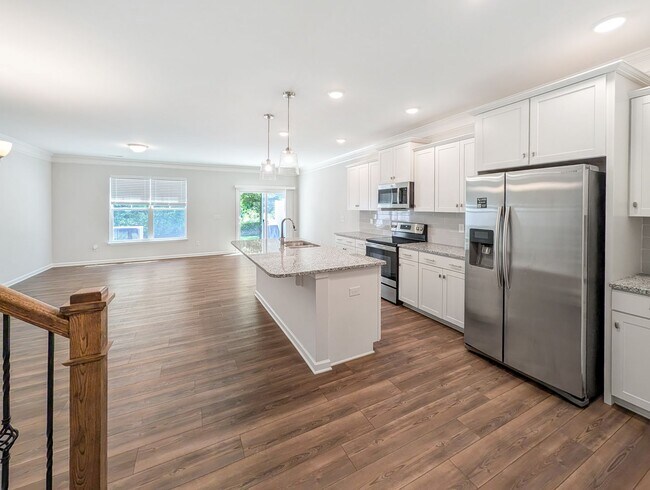 Building Photo - Spacious 3 Bed / 2.5 Bath Townhouse with Loft & 1-Car Garage