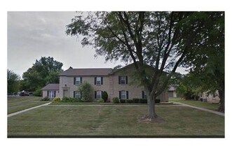 Building Photo - SPACIOUS 2 BD/1.5 BTH UNIT WITH 2 CAR GARAGE
