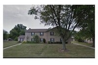 Building Photo - SPACIOUS 2 BD/1.5 BTH UNIT WITH 2 CAR GARAGE