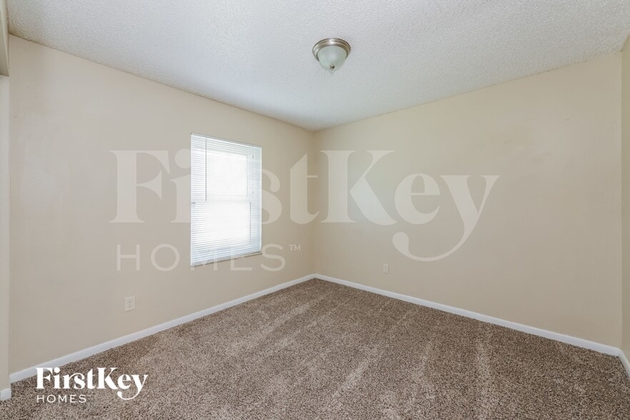 Building Photo - 4301 Tarpon Dr SE