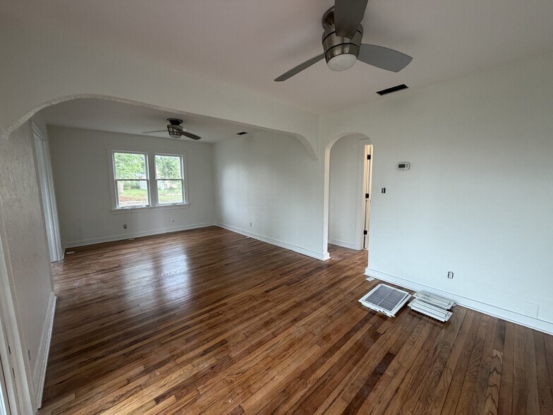 Building Photo - 2 Bed/1 Bath