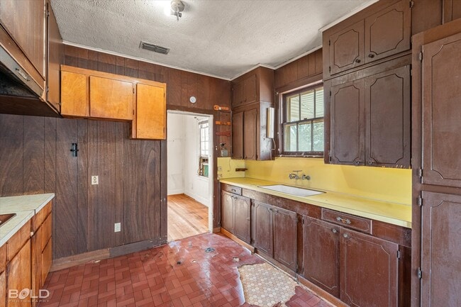 Building Photo - 3814 Lakeshore Dr