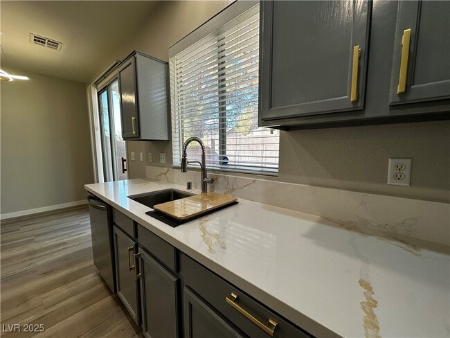 Building Photo - 2649 Heathrow St