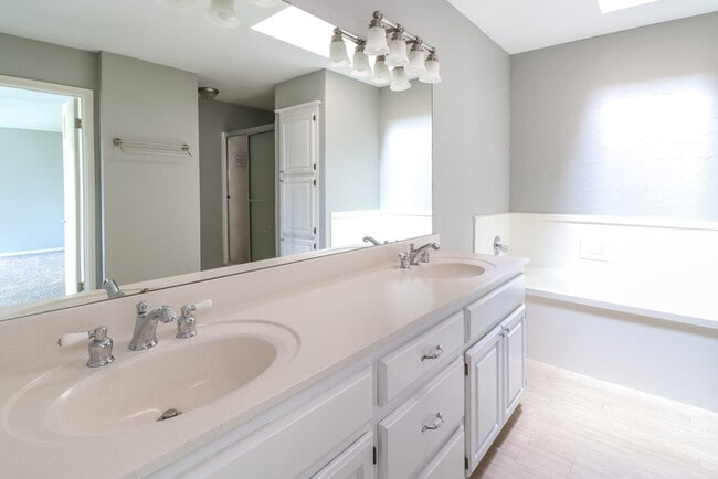 Building Photo - 904 Julies Trl