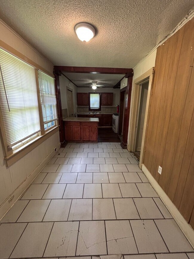 Building Photo - COMING SOON 1 Bedroom, 1 Bathroom Home in ...