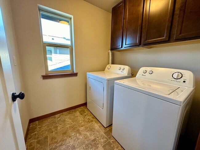 Building Photo - 5831 Pioneer Ridge Pl