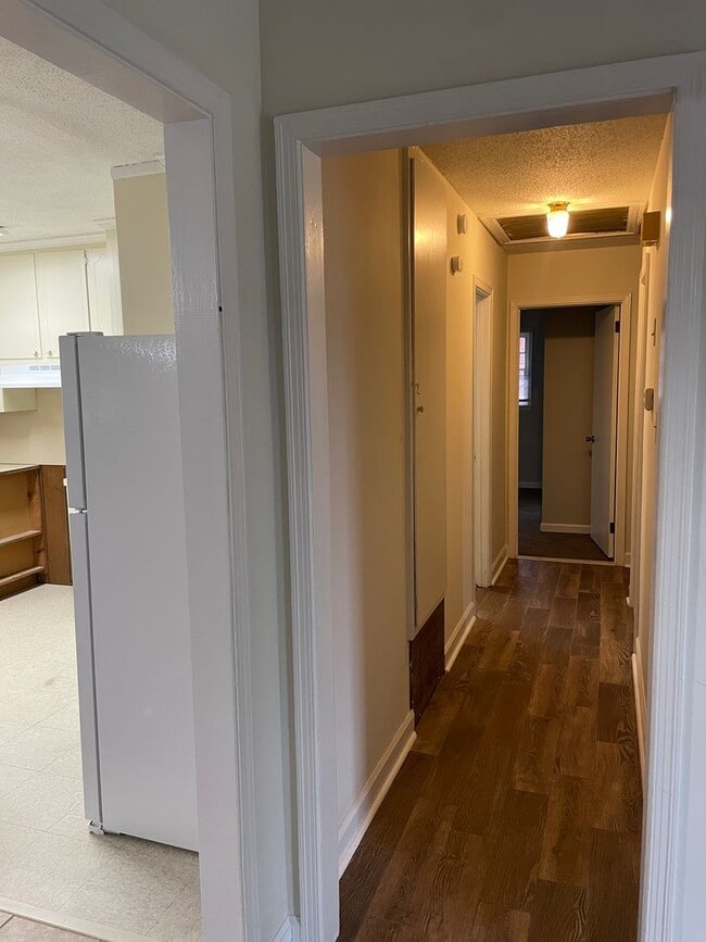 Building Photo - Great Refreshed Home